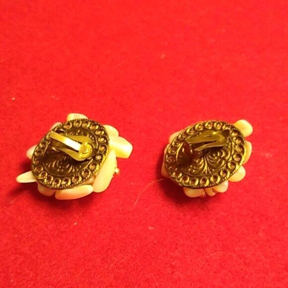 Vintage Mother of Pearl Chips Gold Tone Metal Beads Clip Earrings Cottagecore - Picture 2 of 7
